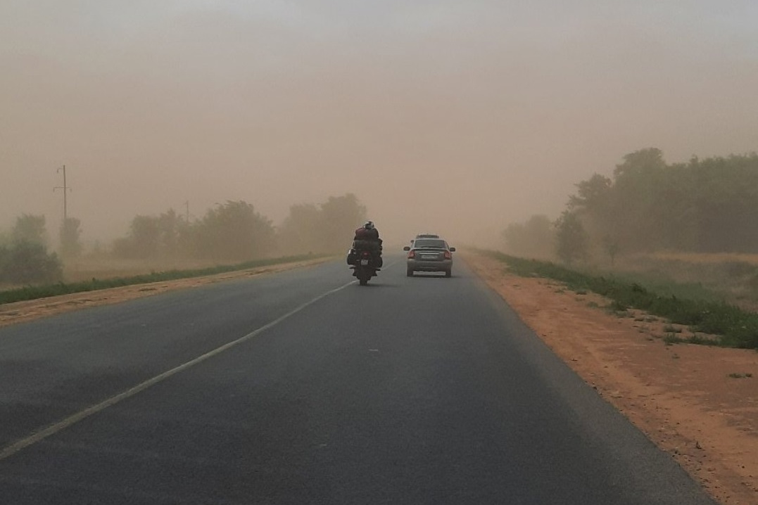 Видимость ноль, идем по приборам: трассу под Волгоградом накрыла пыльная буря