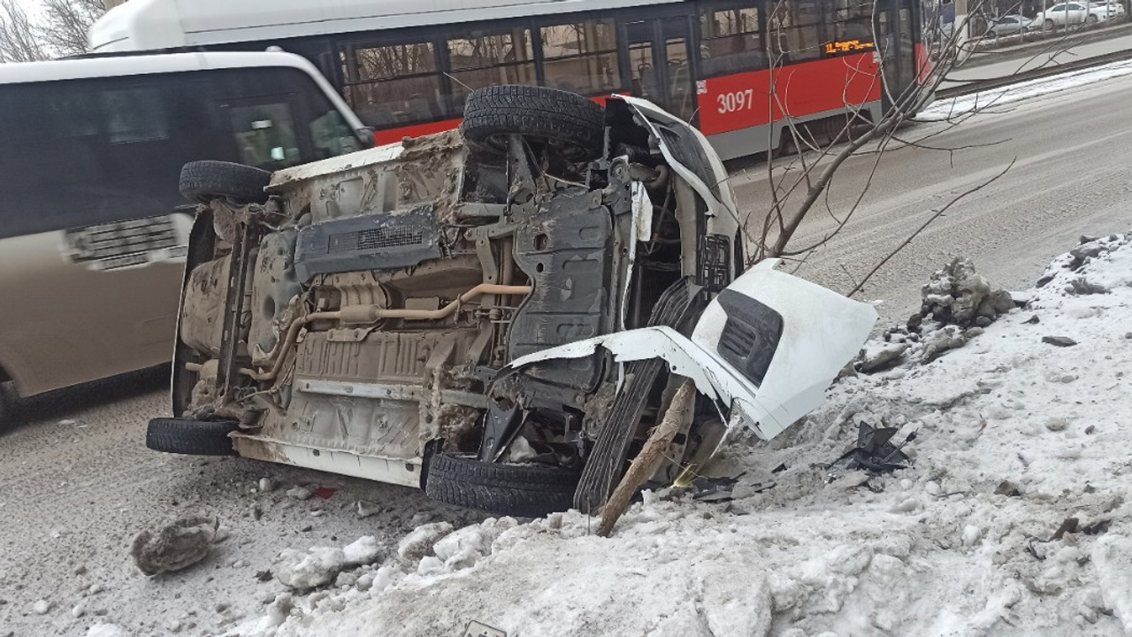 В Магнитогорске перевернулась машина такси с пассажиром