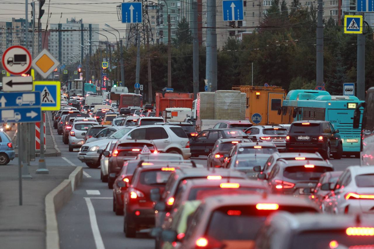 В Петербурге вечерние пробки на 7 баллов. Пожар на шоссе Революции добавил проблем