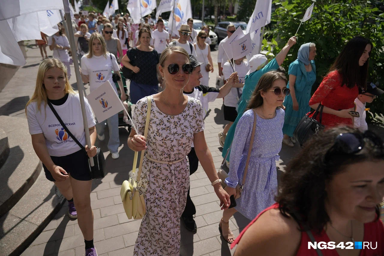 С мыльными пузырями, молитвами и флагами: как в Кемерове прошел парад семей — фоторепортаж