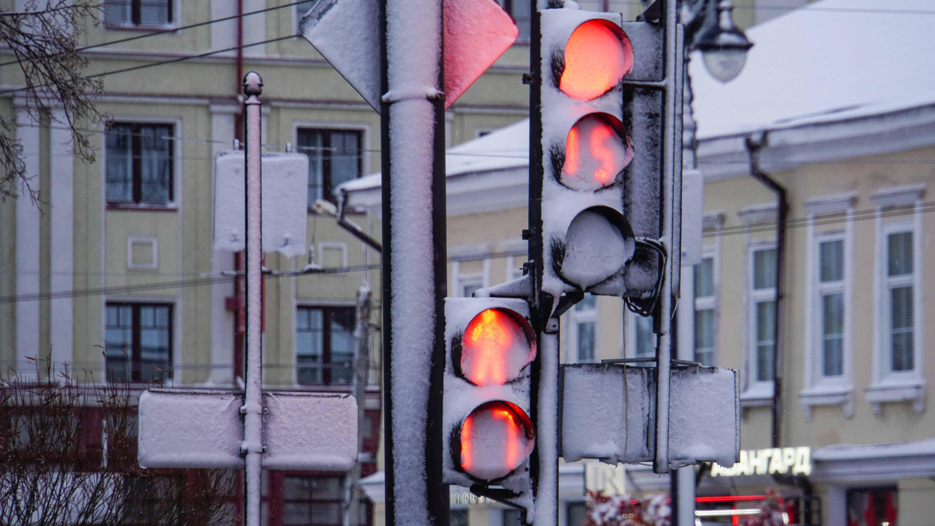 До конца года на оживленных перекрестках в Барнауле появятся еще два светофора