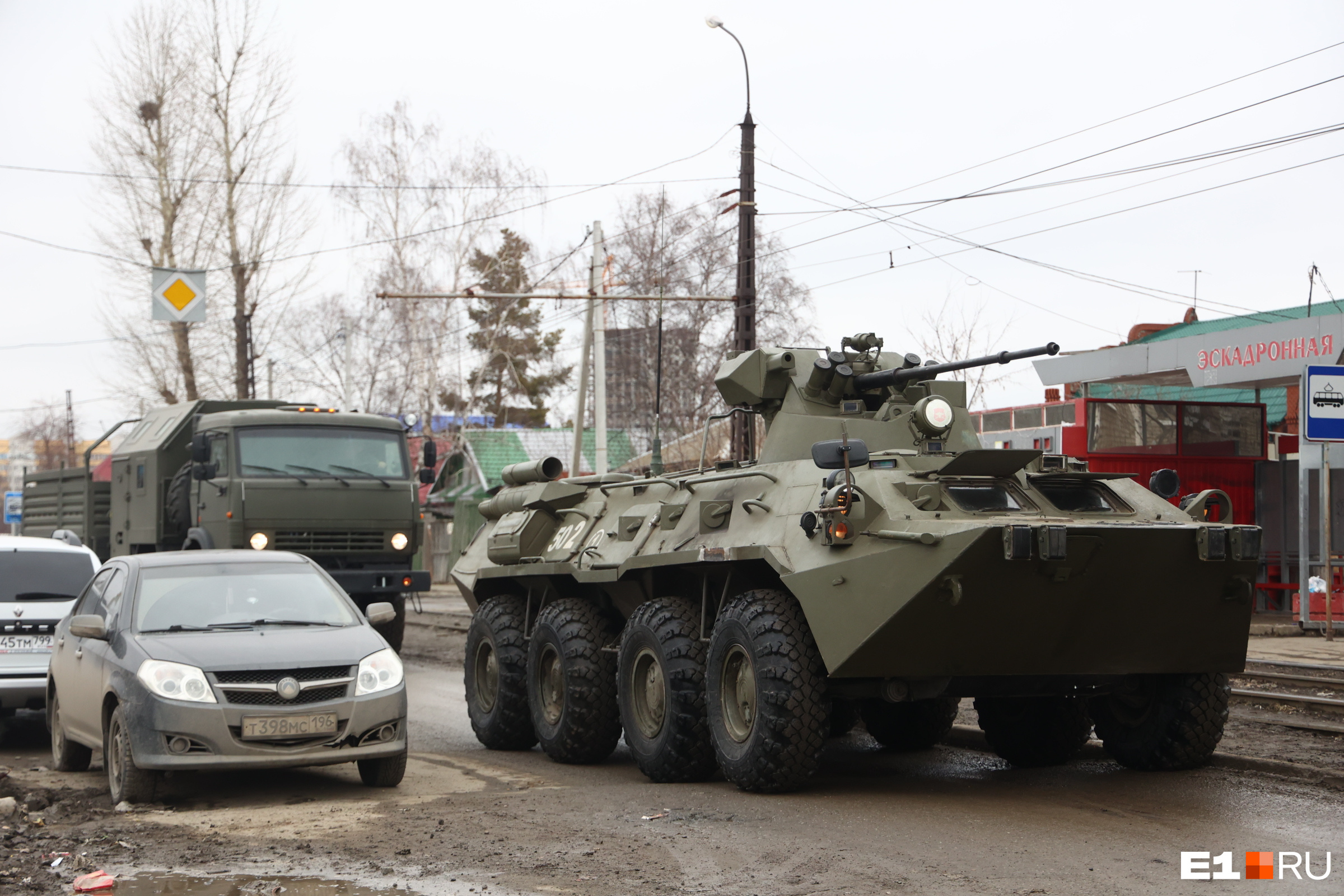 В Екатеринбурге заметили большую колонну военной техники. Ради нее перекрыли улицы