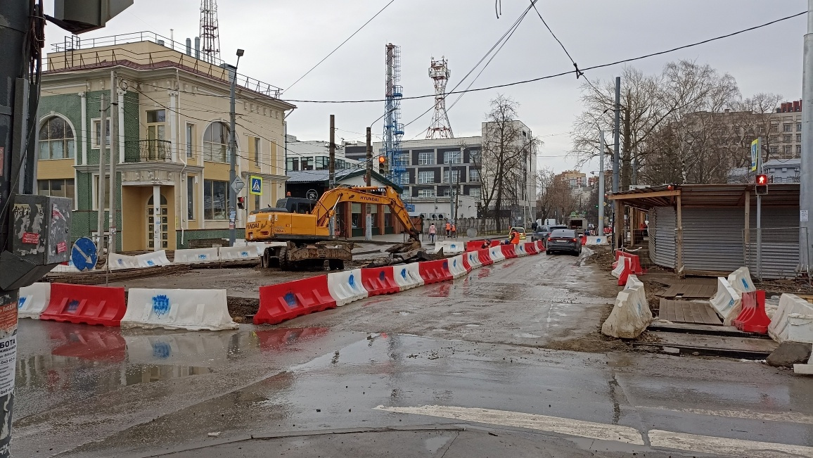Снова в объезд. В центре Нижнего Новгорода ограничили движение из-за ремонта трамвайных путей