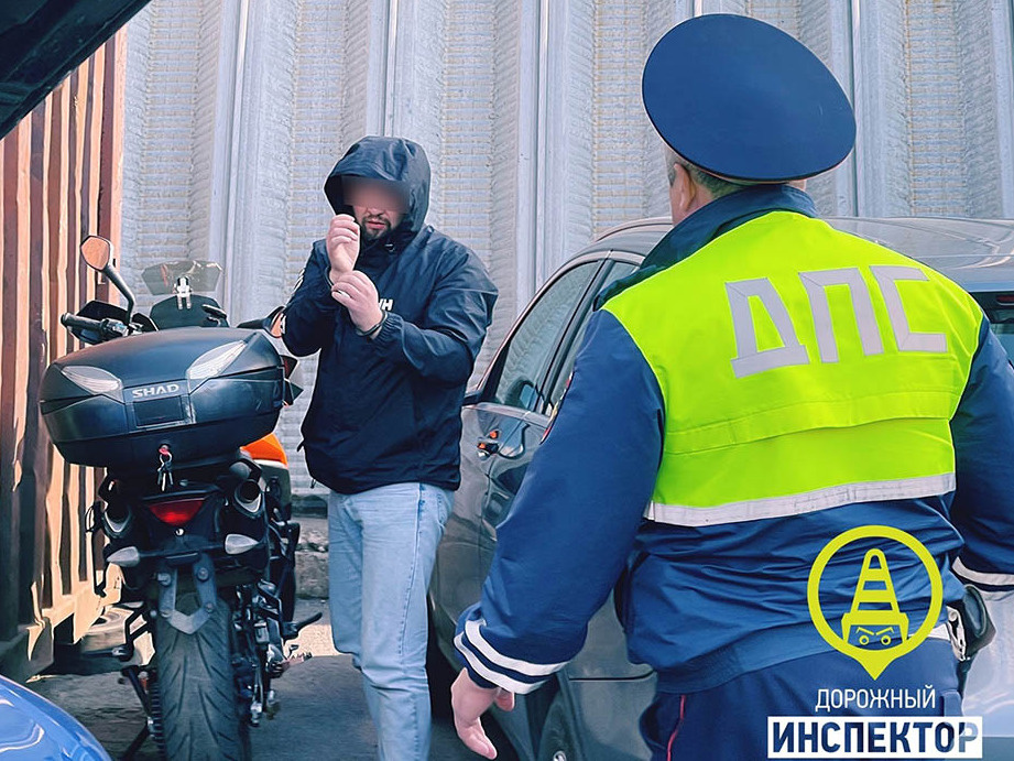 В Петербурге мотоциклист по тротуарам уходил от полиции. Его пассажир боялся за свое инкогнито