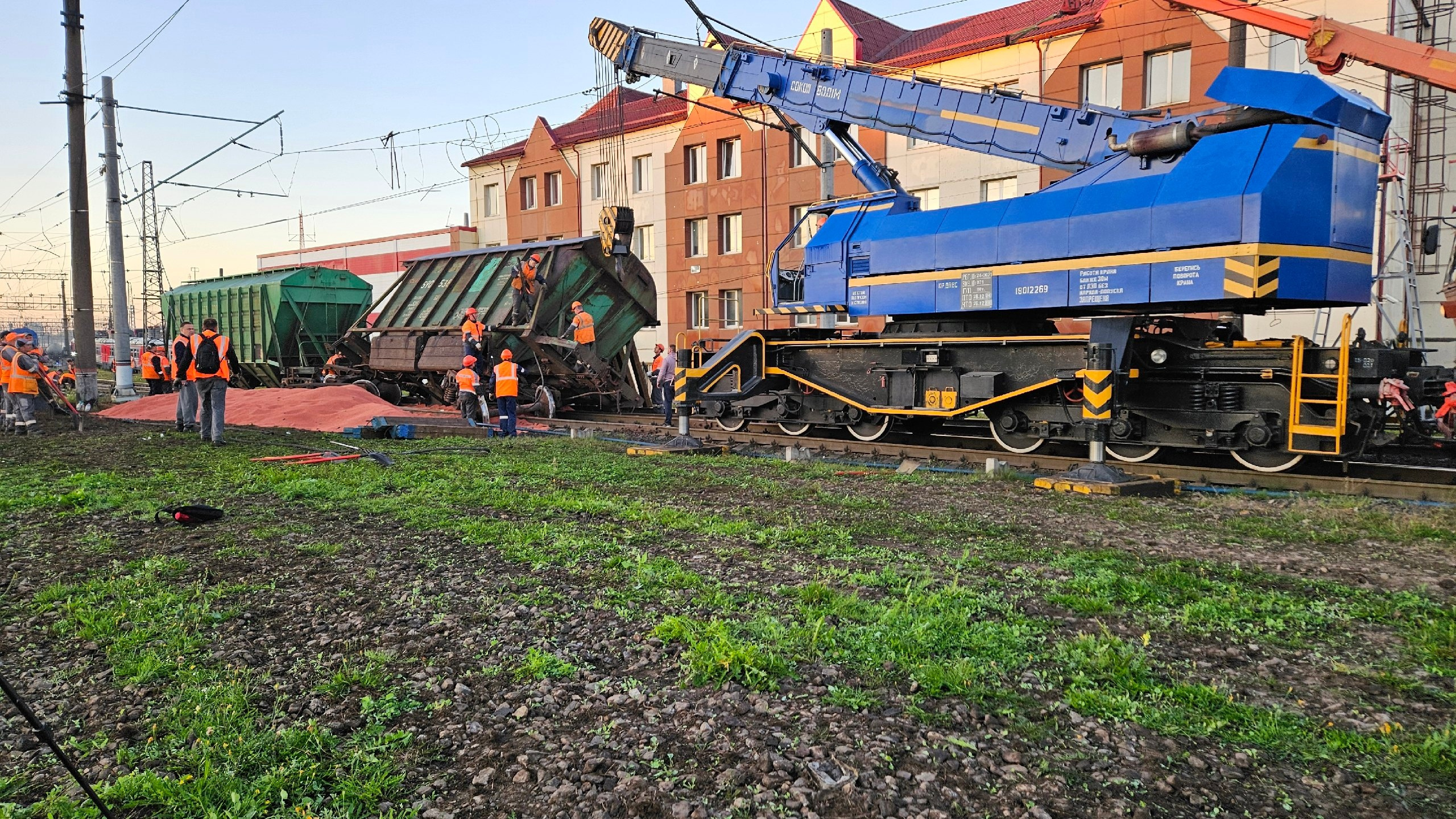 Вагон сошёл с рельсов в Петербурге, рассыпав удобрения. Прокуратура показала последствия