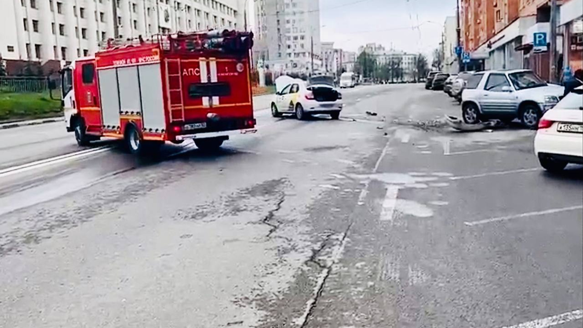 Появилось видео момента, где уснувший таксист протаранил две машины в центре Нижнего Новгорода