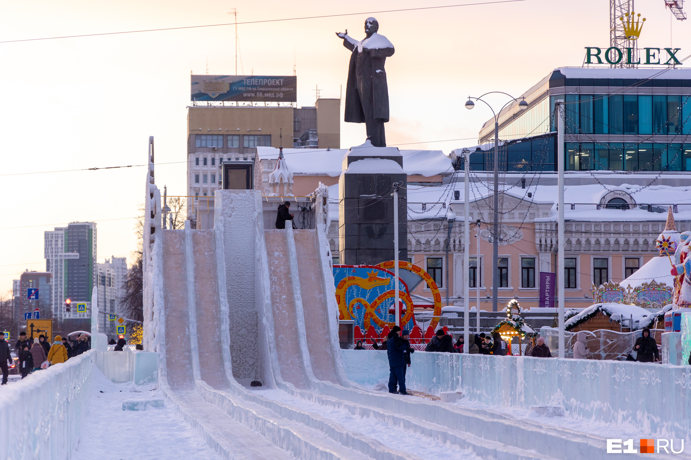 Почему в главном ледовом городке Екатеринбурга берут деньги за спуск с горки? Отвечает чиновник мэрии