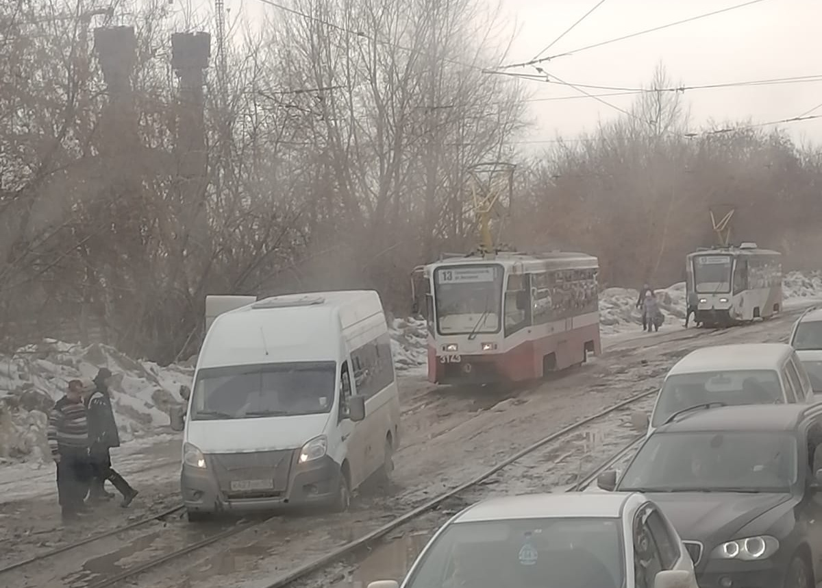 «Газель» застряла на Зыряновской и парализовала движение трамвая № 13 — собралась пробка