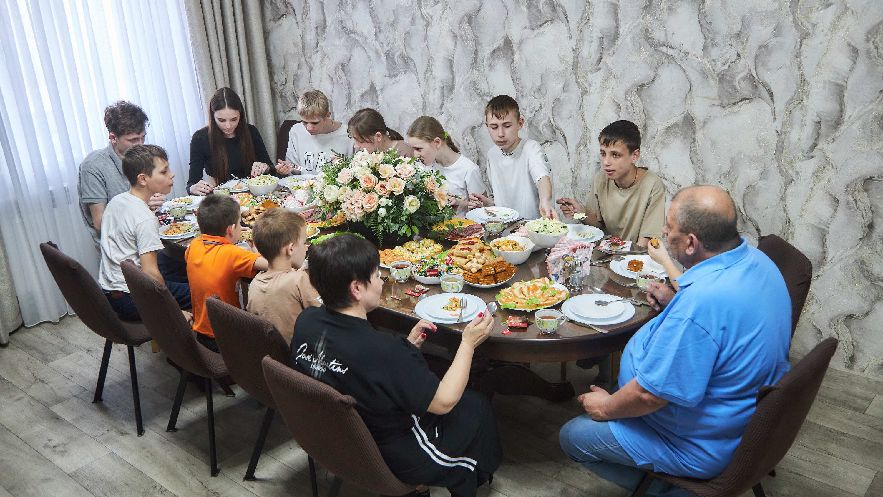 «Готовим <nobr class="_">10-литровыми</nobr> кастрюлями»: как супруги из Сызрани вырастили 25 детей