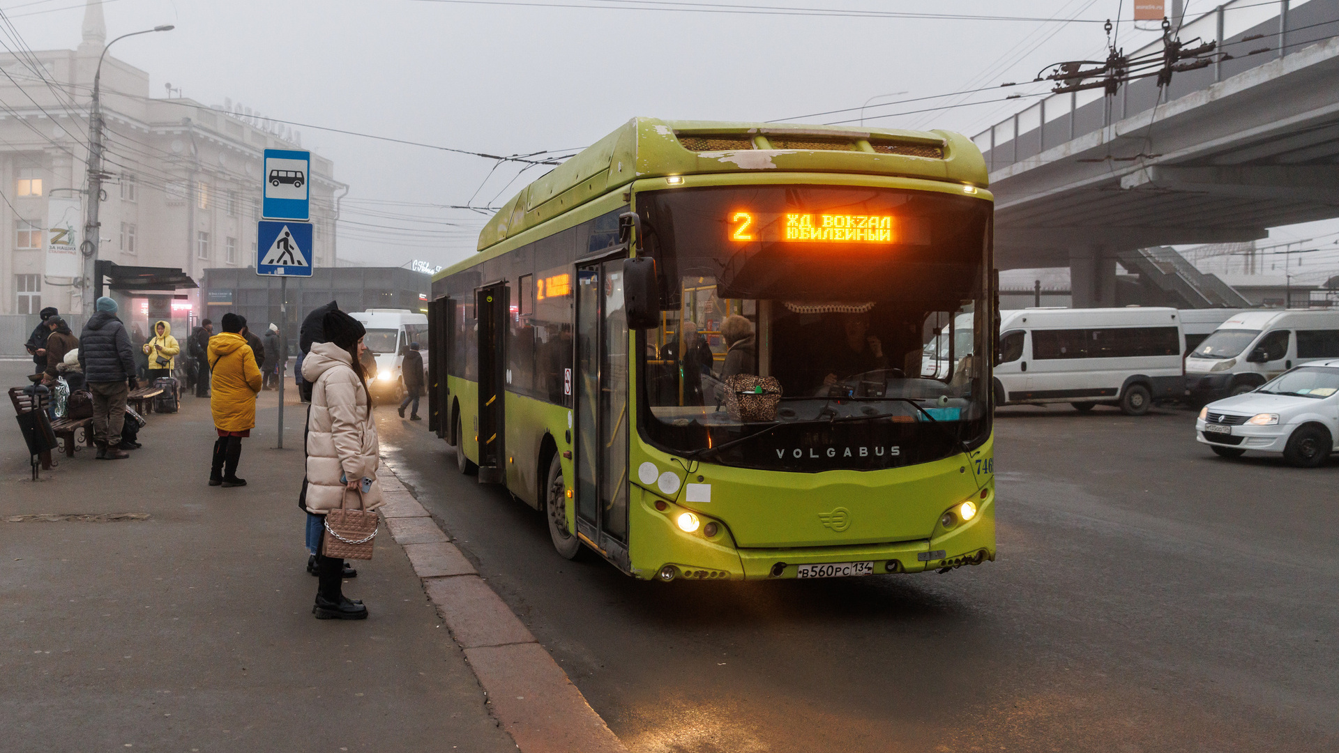 «Стали доводить кондуктора»: в Волгограде подросток залил водителя автобуса перцовкой после отказа оплатить проезд