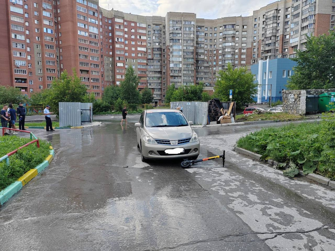 В Новосибирске Nissan Tiida сбил 10-летнего мальчика на электросамокате — ребенок оказался в больнице