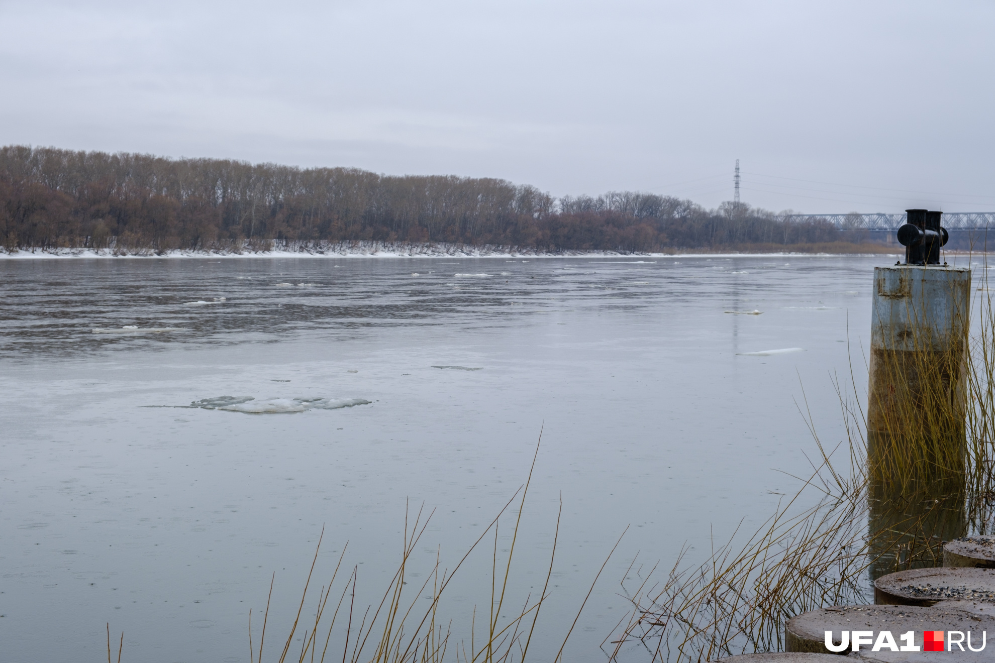 Вода в реке белая поднялась