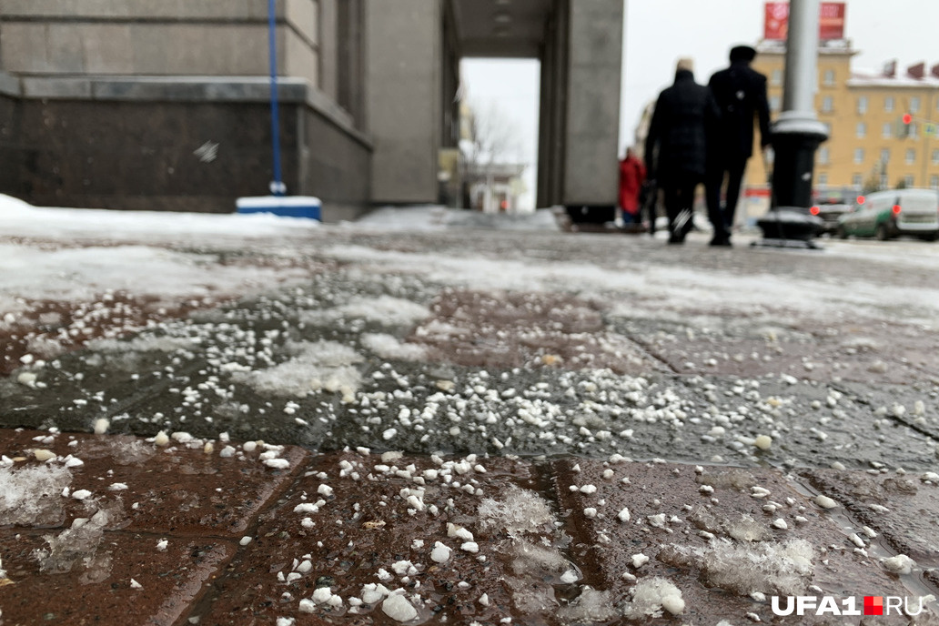 Против реагентов. Улица засыпанная снегом. 3 Декабря Уфа 2022. В Ярославле землю засыпало снегом в мае.