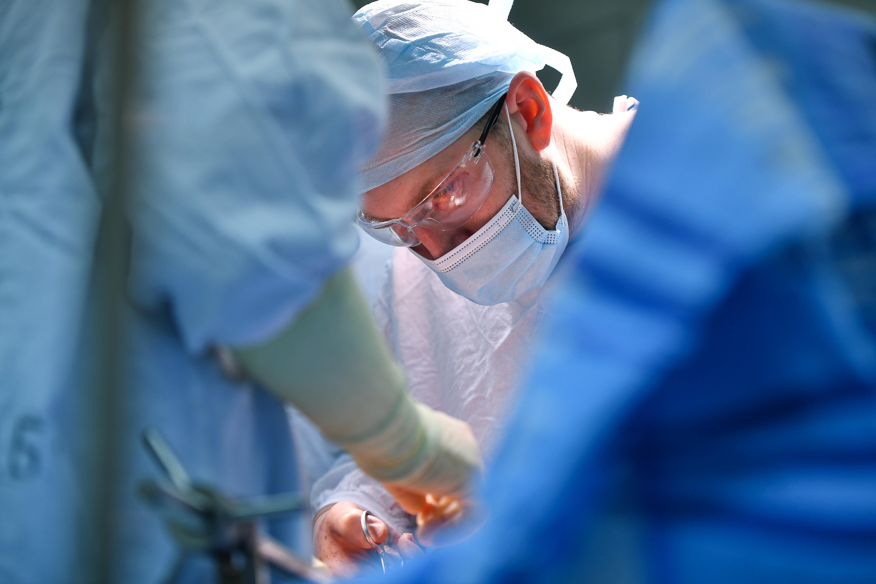 профессия врач презентация. отказ от обслуживания пациента. фельдшер для презентации. может ли врач хотеть. этика и деонтология медицинских работников.