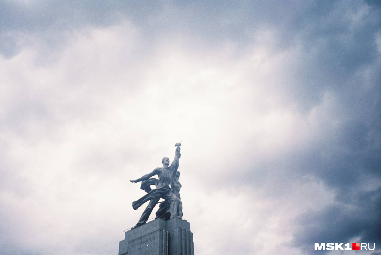 «Рабочий и колхозница» на фоне грозового неба Москвы «Рабочий и колхозница» на фоне грозового неба Москвы