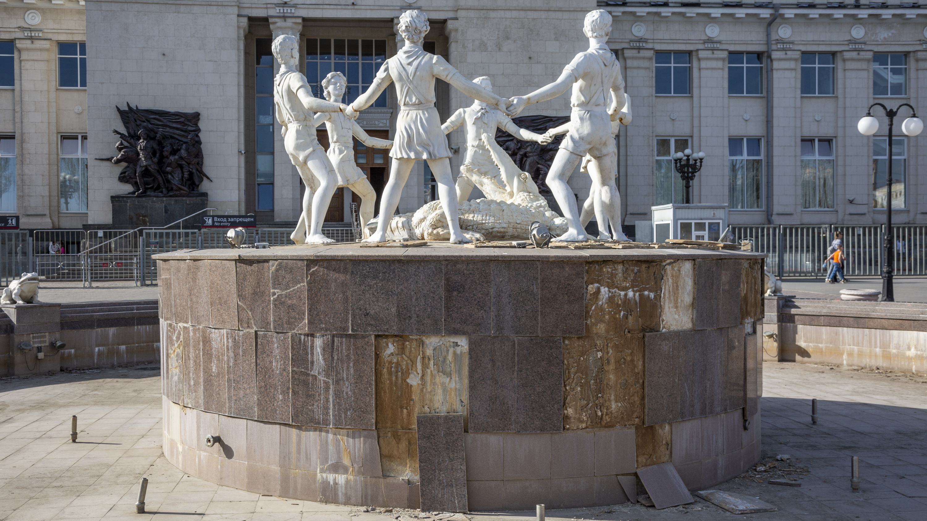 «Не помогли ни суд, ни Хирург»: в Волгограде развалился фонтан, открытый Владимиром Путиным