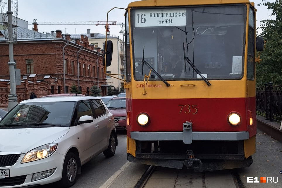 «Ребенку вызвали скорую»: в центре Екатеринбурга легковушка врезалась в трамвай. Момент попал на видео