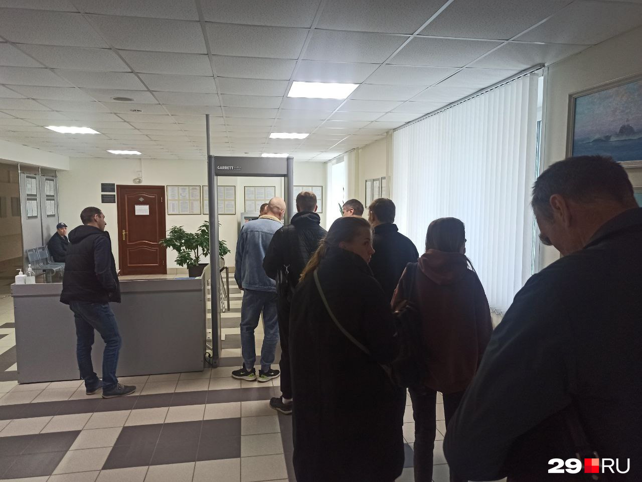 Очередь при входе, правда, все ли пришли на суд экс-гаишников — неясно Очередь при входе, правда, все ли пришли на суд экс-гаишников — неясно