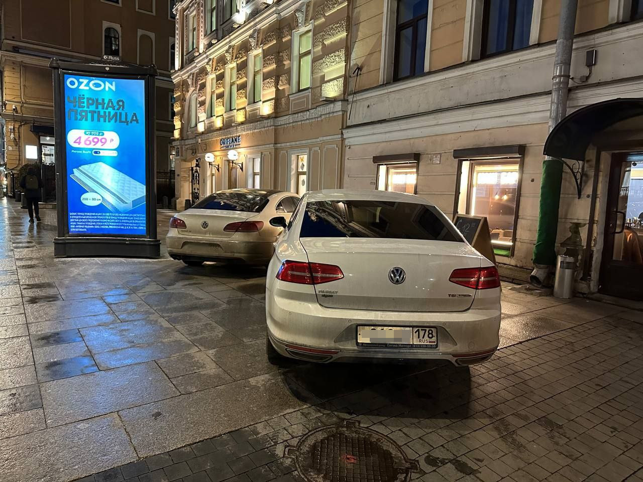 Хитрые «парковщики» за деньги подводят водителей под штрафы в центре Петербурга