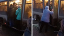 Видео: в Самаре бабушке пришлось заталкивать людей в переполненный автобус