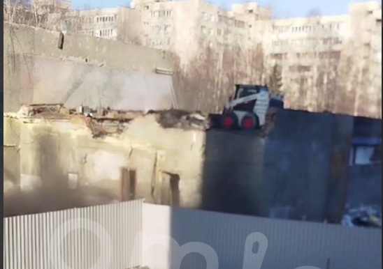 В Барнауле сносят кинотеатр «Искра», чтобы построить три многоэтажки — публикуем видео очевидца