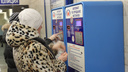 «Деньги есть, а рассчитаться нельзя»: в новосибирском метро не принимают купюры в 5 рублей — исправят ли это