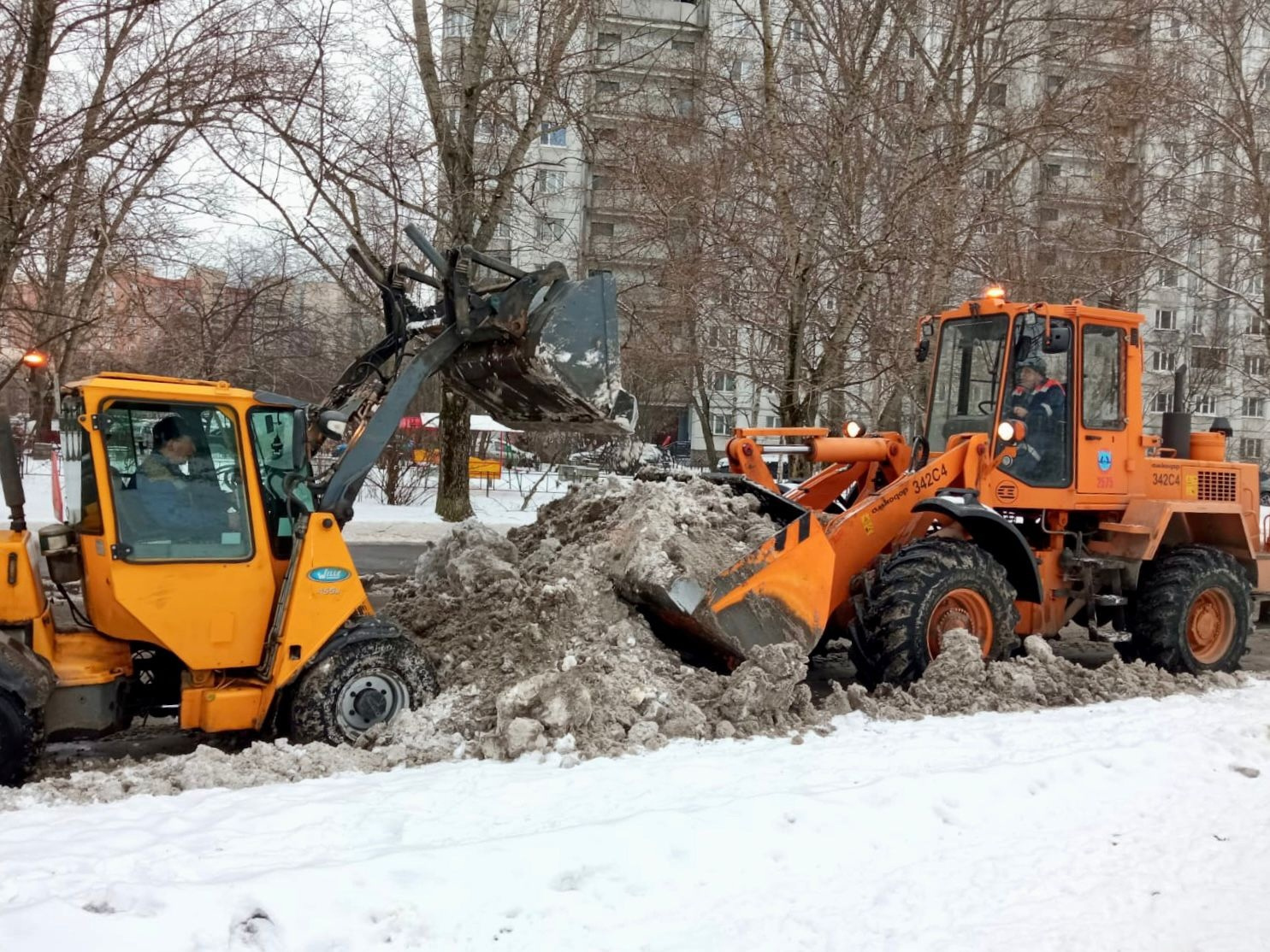 Пока синоптики обещают оттепель, дороги Петербурга обрабатывают от гололеда