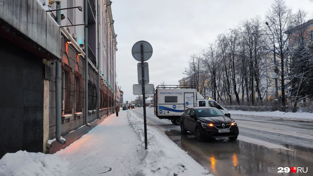 В центре Архангельска залило водой дорогу: как выглядит место аварии, где  теперь не проехать | 03.01.2024 | Архангельск - БезФормата