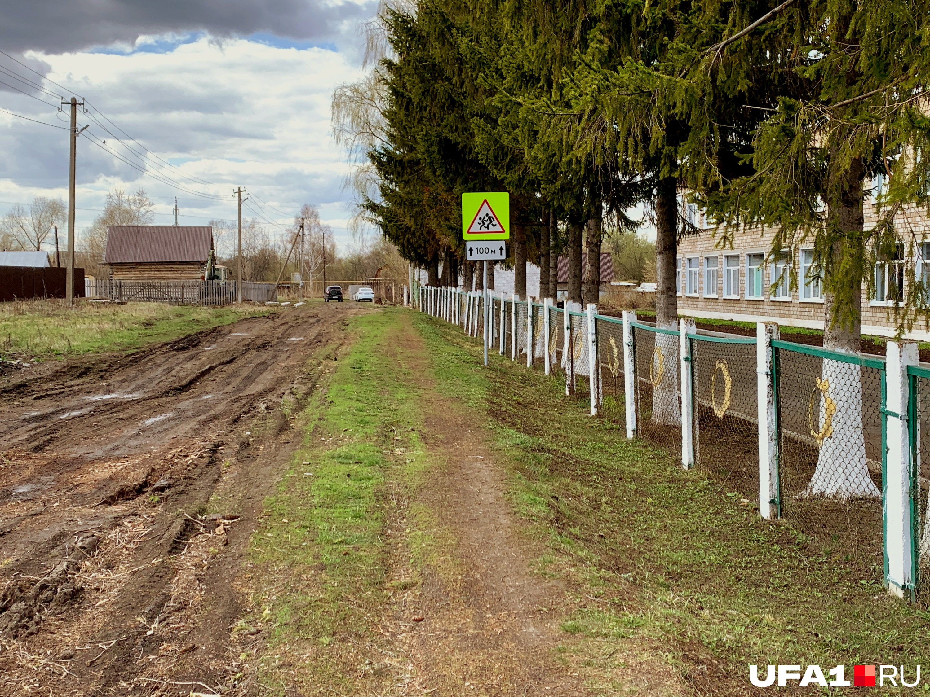 Дорога возле школы оставляет желать лучшего