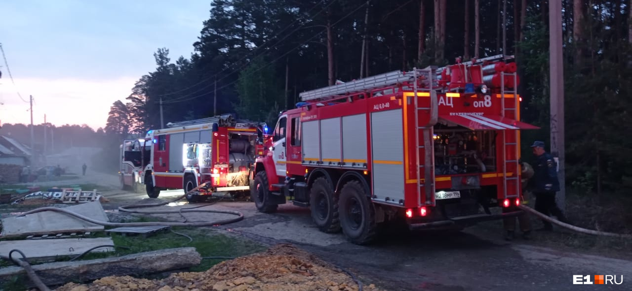 Из сгоревшей стороны дома еще до приезда пожарных выбежала женщина, из уцелевшей — семейная пара Из сгоревшей стороны дома еще до приезда пожарных выбежала женщина, из уцелевшей — семейная пара