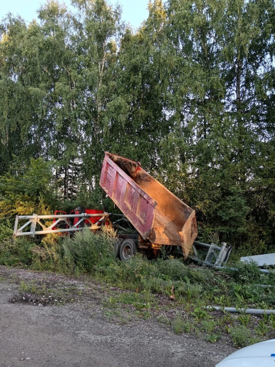 На Урале водитель самосвала снес опору с дорожными камерами. Она упала на него