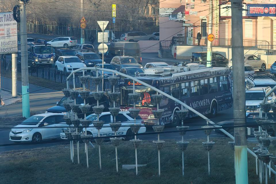 Троллейбус попал в ДТП на кольце в Чите и перекрыл дорогу