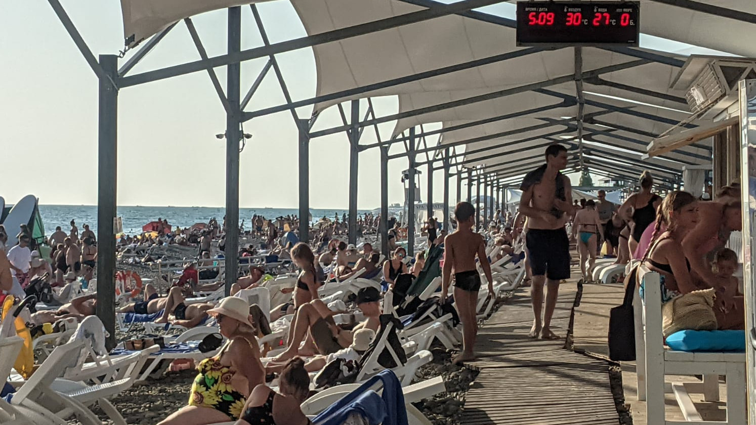 Селедка в банке не позавидует: в Сочи — вторая волна наплыва туристов, пляжи вновь трещат по швам
