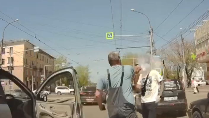 «Почувствовал боль, ожог»: водитель выстрелил в лицо оппоненту по дорожному конфликту — видео