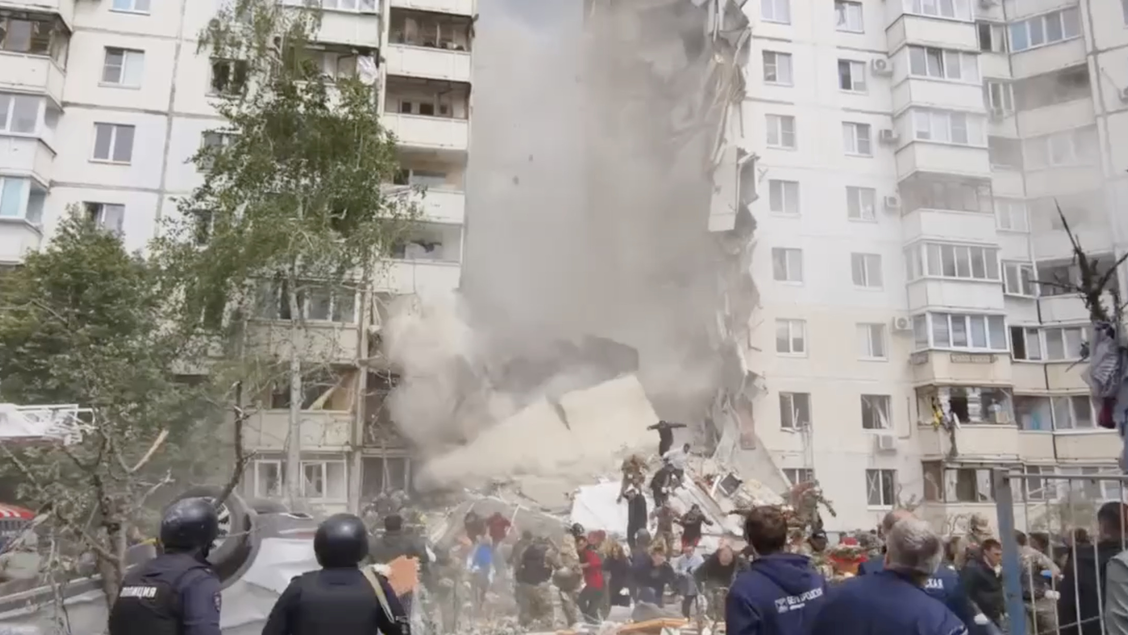 Спасатели МЧС под завалами. Момент обвала крыши в разрушенной в Белгороде многоэтажке попал на видео