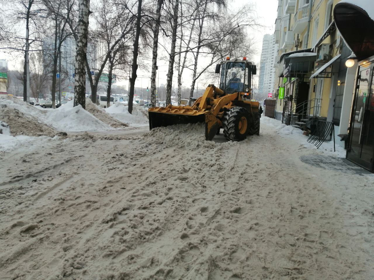 В Самаре выпало столько снега, что на уборку вышли даже чиновники - 2  февраля 2024 - 63.ru