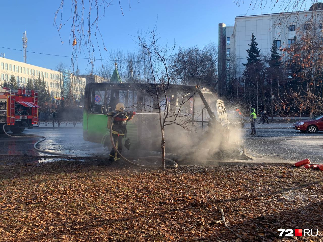Пожарные продолжают продивать маршрутку Пожарные продолжают продивать маршрутку