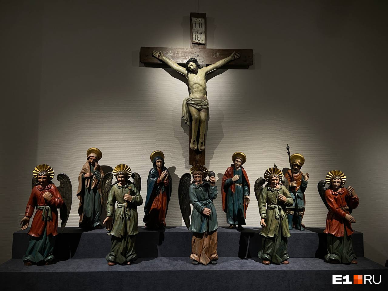 Композиция «Распятие с предстоящими Богоматерью, Иоанном Богословом, Марией Магдалиной, Сотником Лонгиным и Страстным ангельским вином», XVIII век Композиция «Распятие с предстоящими Богоматерью, Иоанном Богословом, Марией Магдалиной, Сотником Лонгиным и Страстным ангельским вином», XVIII век