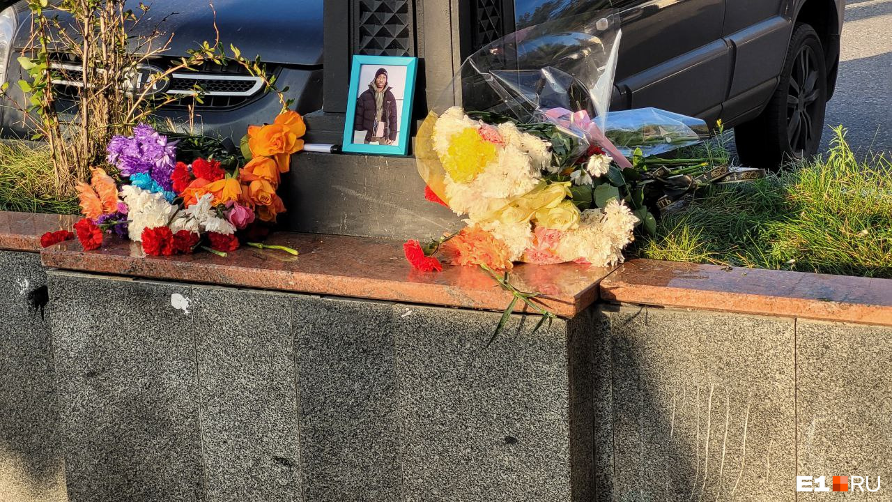 «Они были в камуфляже»: в Екатеринбурге двое парней разгромили мемориал памяти убитого африканца