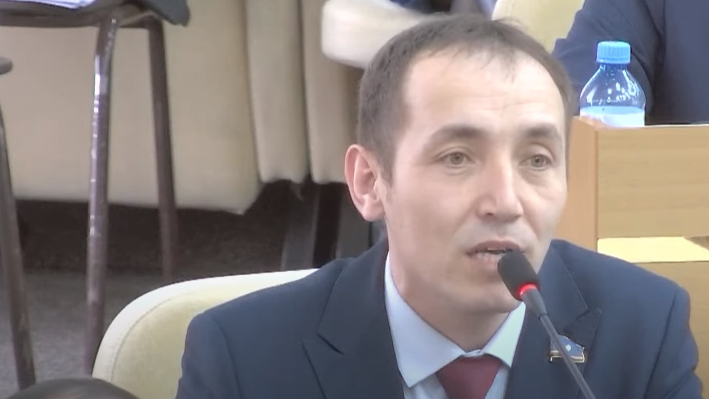 «Надо вытащить людей из кабинетов»: депутат из Якутии предложил уменьшить число чиновников