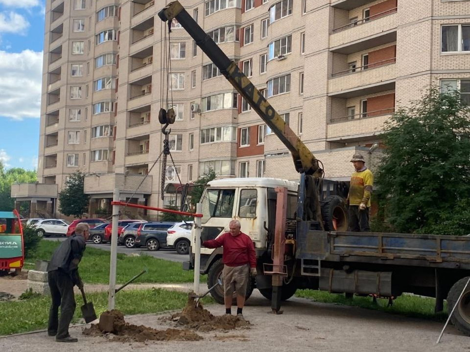 Детские площадки — под снос от греха подальше. Почему ЖК «Ладожский парк» почти лишился мест «посидеть» и «полазить»