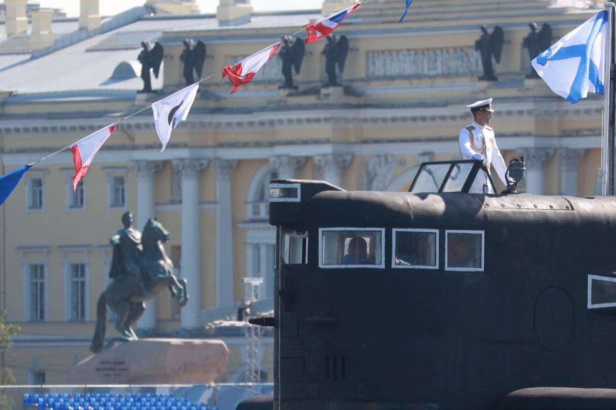 Шойгу слева, а Кронштадт не для всех. Как прошел главный военно-морской парад в Петербурге