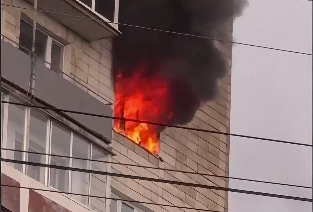 На проспекте Маркса горит многоэтажка. Огонь вырывается из окон квартиры