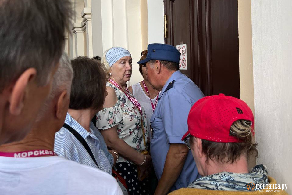 Туристы два часа стояли в очереди в Меншиковский дворец, потом их разогнала Росгвардия