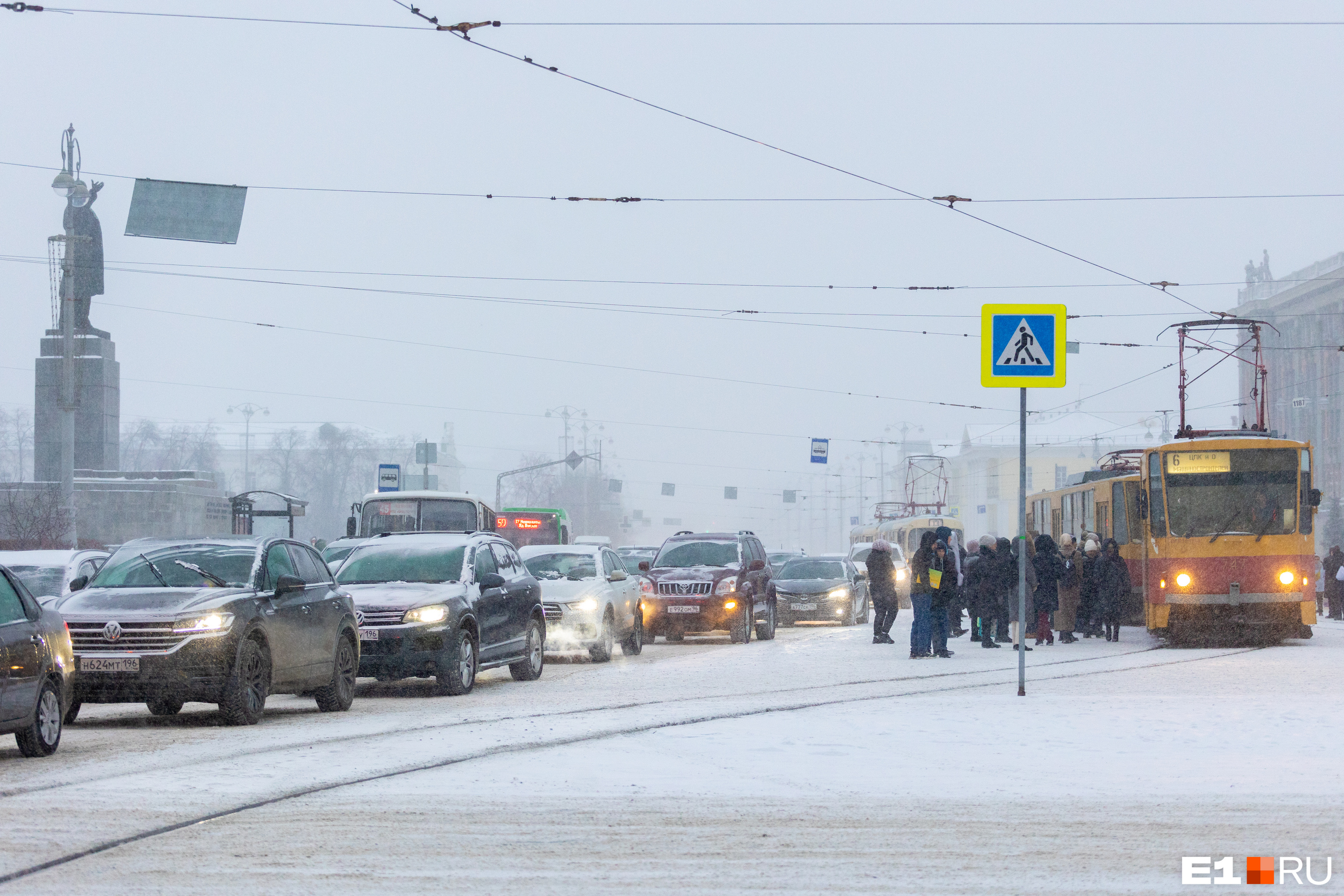 Екатеринбург встал в адские 10-балльные пробки из-за снегопада
