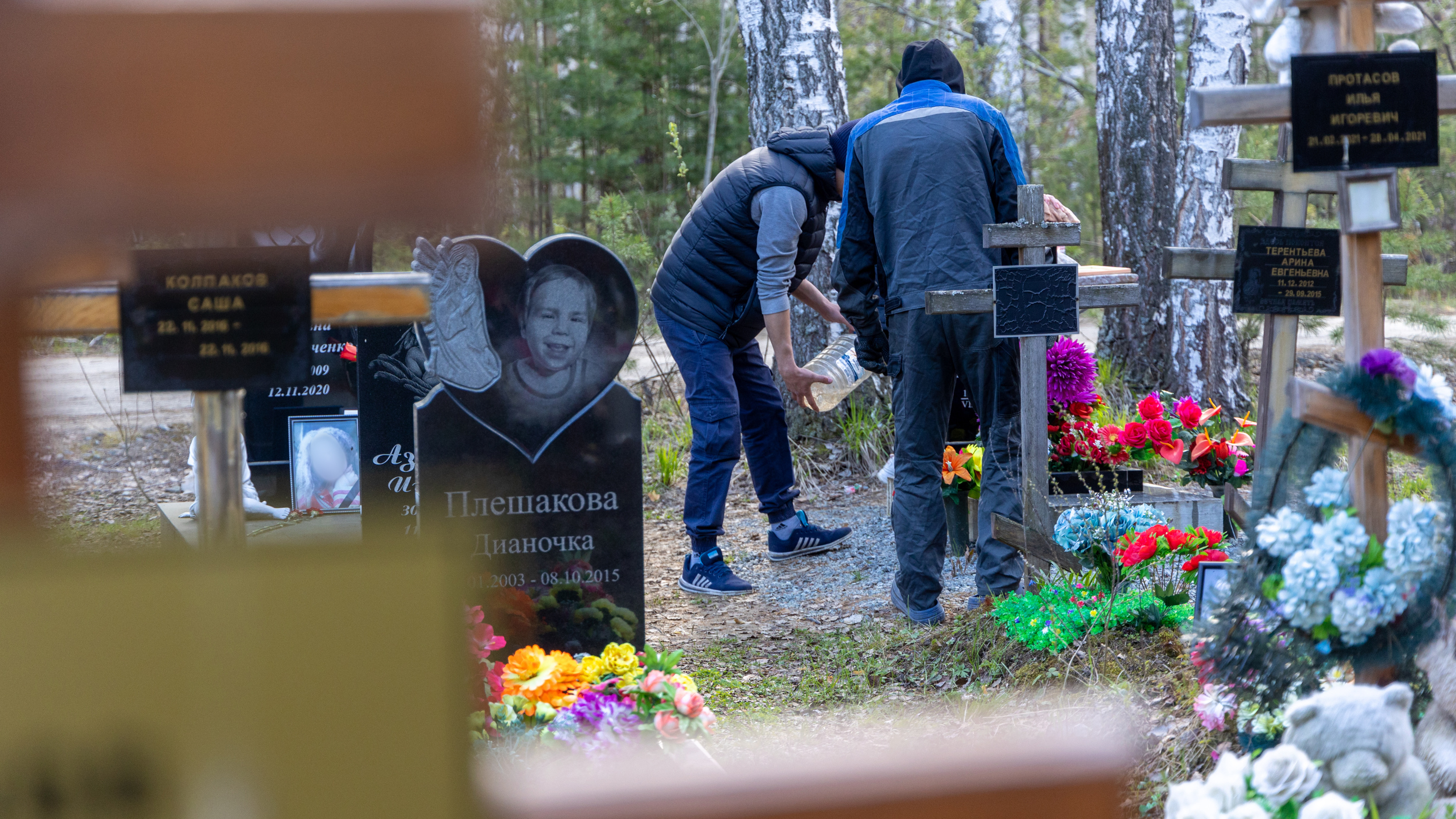 «Папа умер следом за Димкой». Душераздирающий репортаж с единственного в Свердловской области детского кладбища