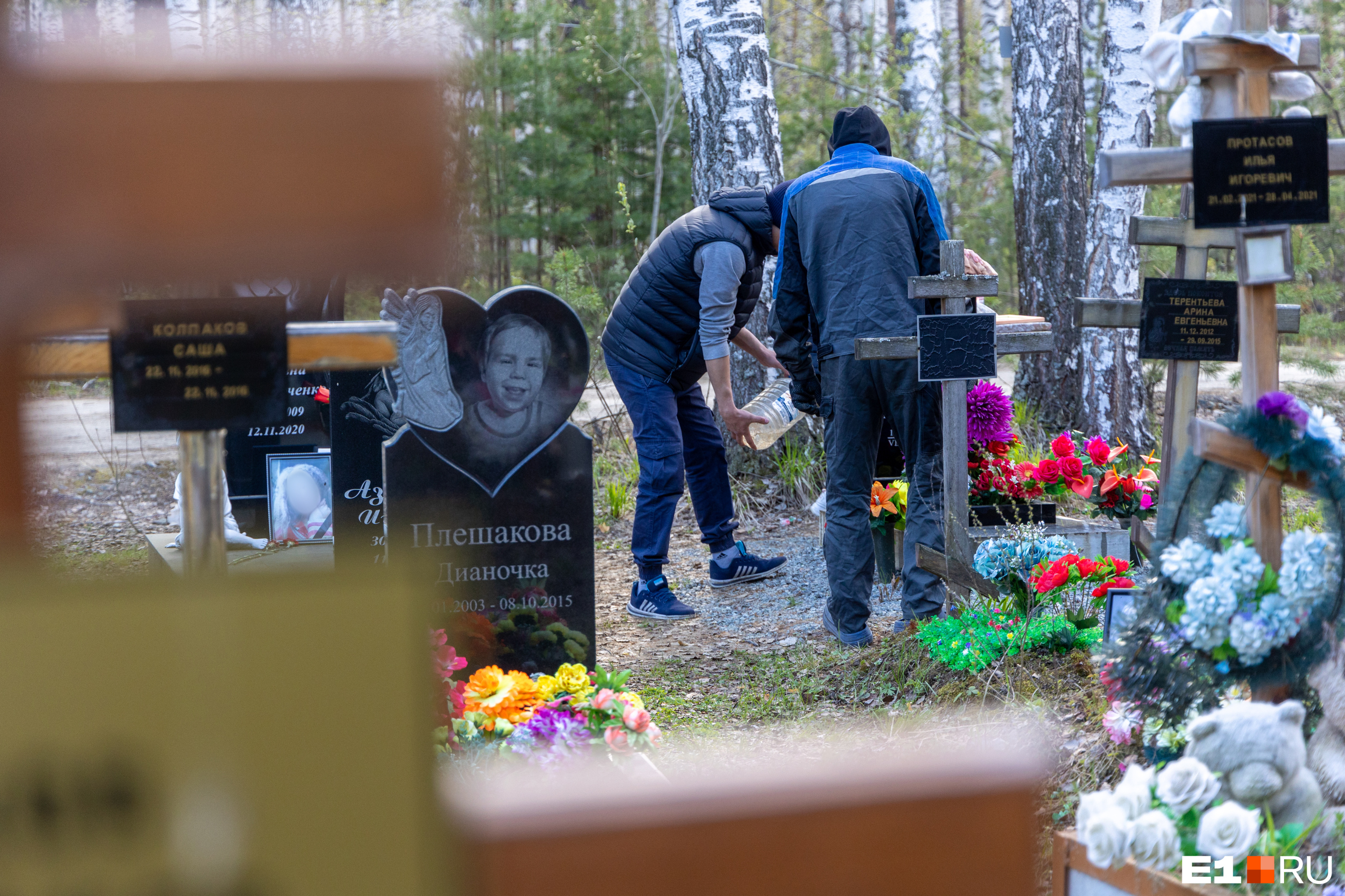 «Папа умер следом за Димкой». Душераздирающий репортаж с единственного в Свердловской области детского кладбища