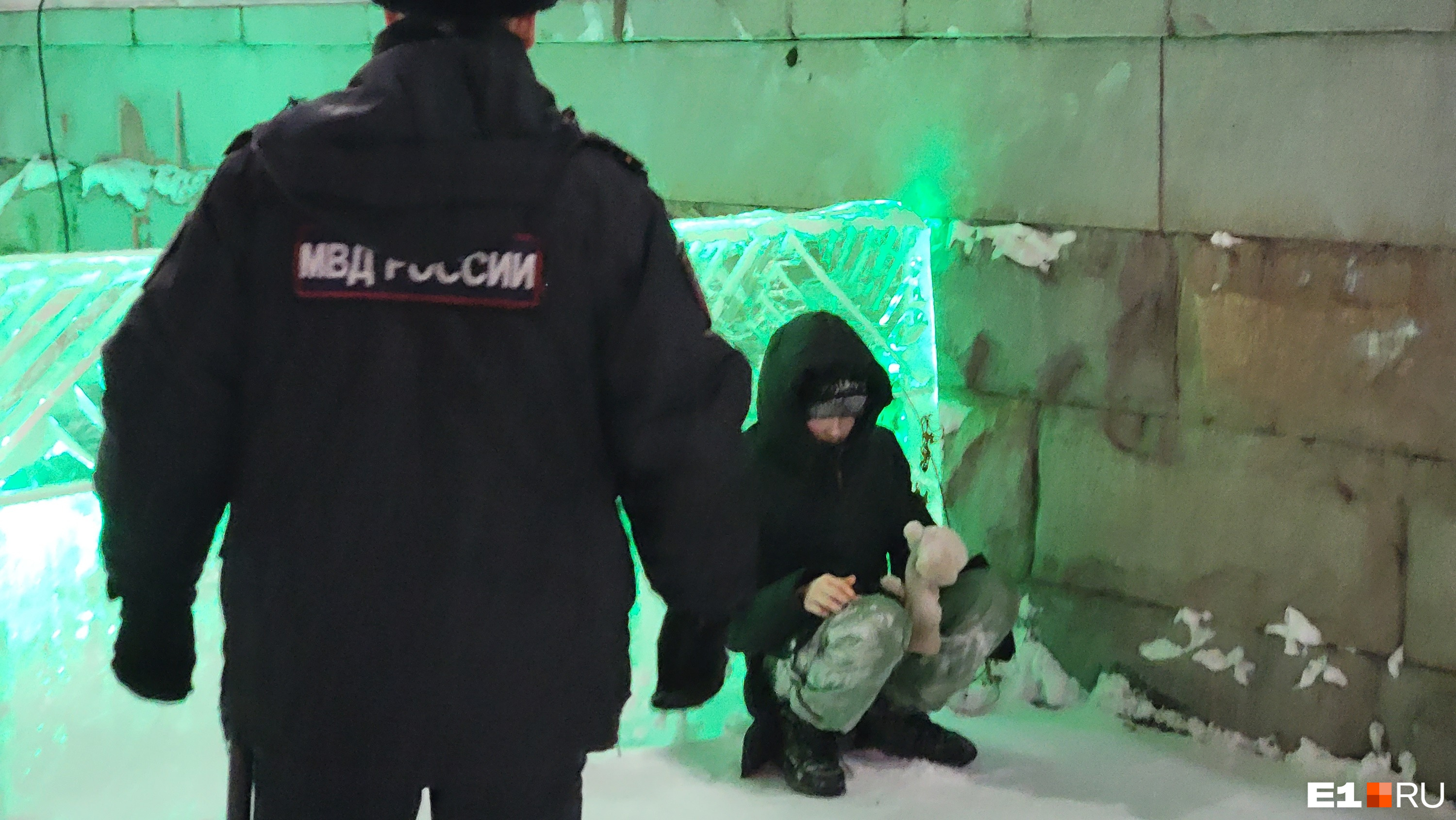 Ищем потерянных родителей и дебоширов: новогодняя ночь с полицейским патрулем в ледовом городке Екатеринбурга