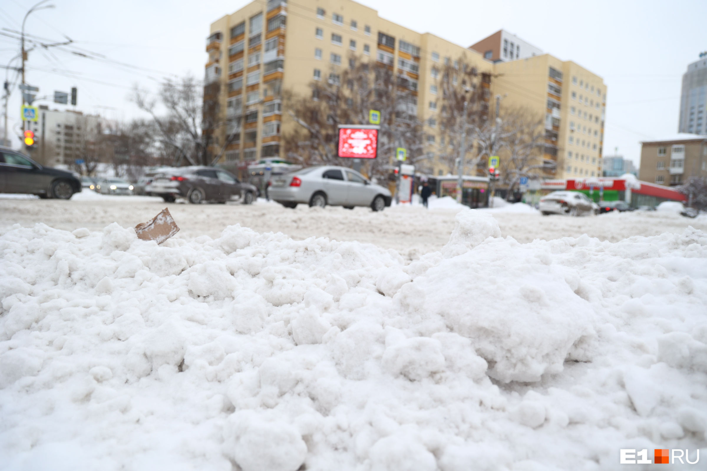 Неужели снегопад вернется? Екатеринбуржцы получили тревожное СМС о непогоде и заторах на дорогах