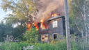 В Соломбале тушат крупный пожар: огонь перекинулся с сараев на дом